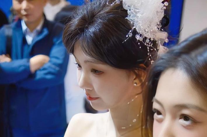 车模露肩装婚纱雪白肌肤美女惊艳车展