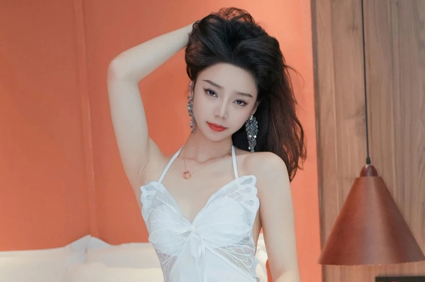 苏曼兮冷白皮甜美少女蜜桃臀修长美腿诱人