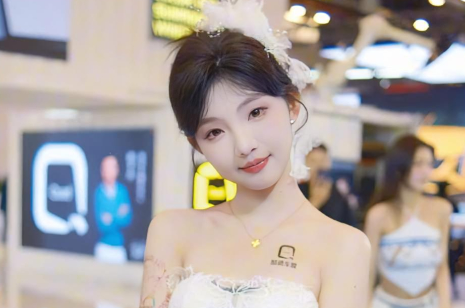 清纯车模修长美腿和雪白肌肤