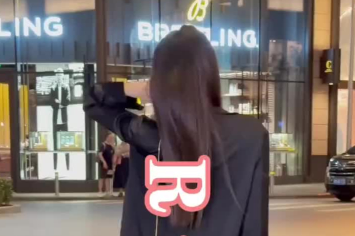 rui蕊街边西装配超短裙黑丝秀修长美腿