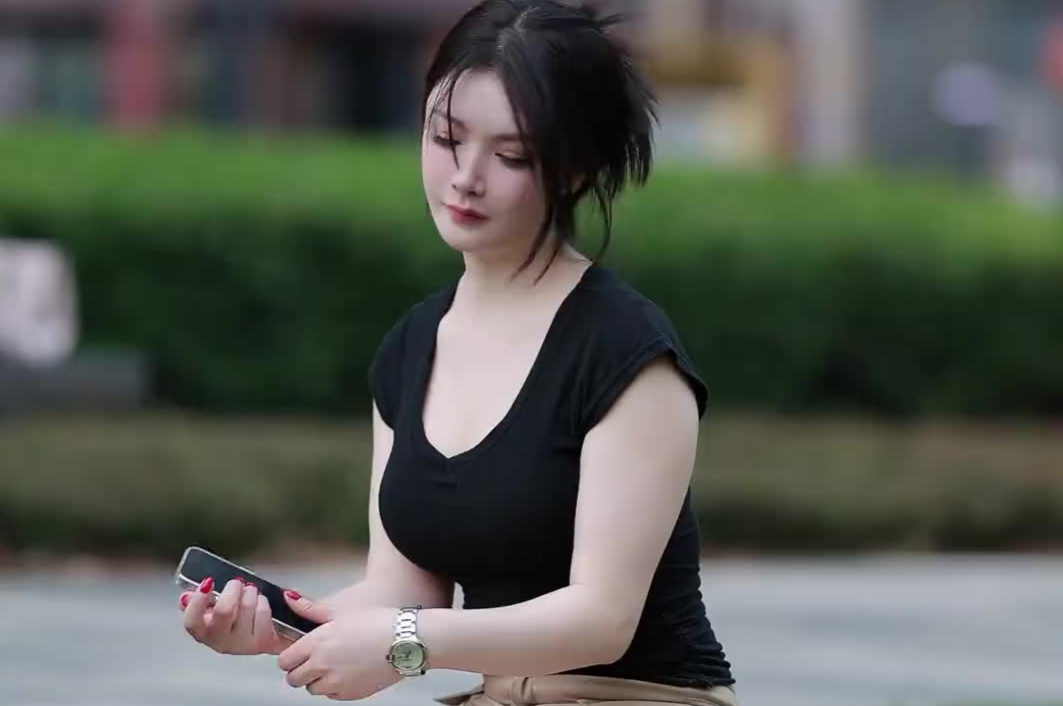 街拍草坪上雪白肌肤美女惊艳动人