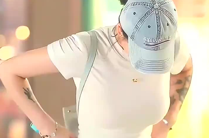 街拍性感御姐紧身短袖配宽松长裤秀完美身材