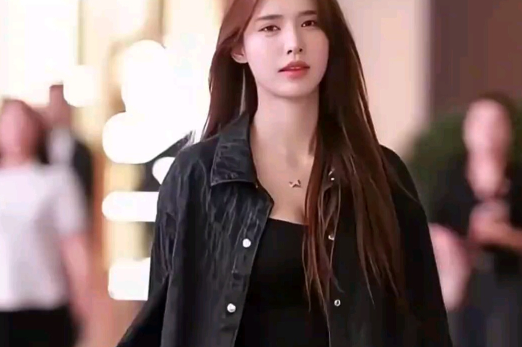 甜美少女与性感御姐街拍合集