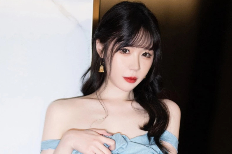 梦心玥冷艳御姐白皙肌肤蜜桃臀修长美腿