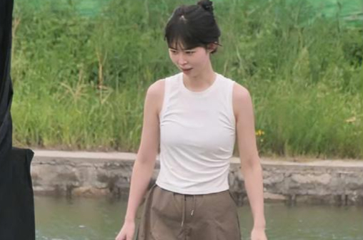 美女身材白色紧身上衣棕色工装裤勇敢挑战水上关卡