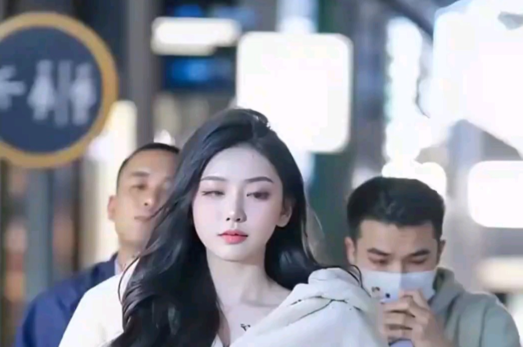 颜值气质双全美女时尚的穿搭自信的姿态