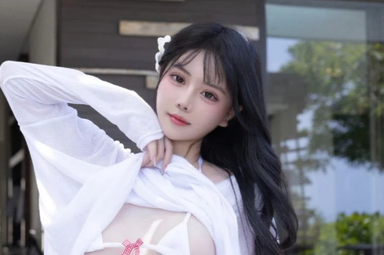 幼幼雪肌美腿翘臀甜美少女泳池写真