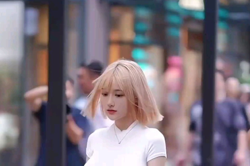 街头偶遇气质美女