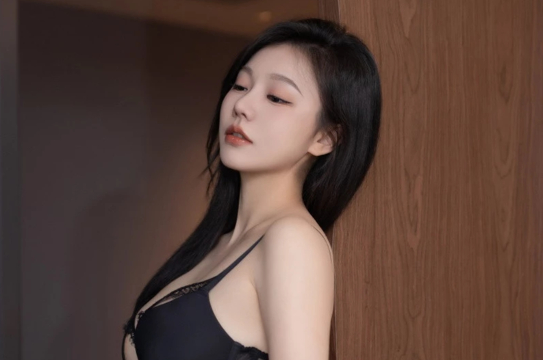 安然anran冷艳御姐雪肌玉腿性感翘臀美图