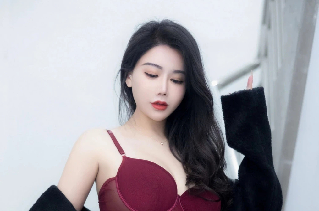 李若汐白皙玉腿熟女丰满性感诱人