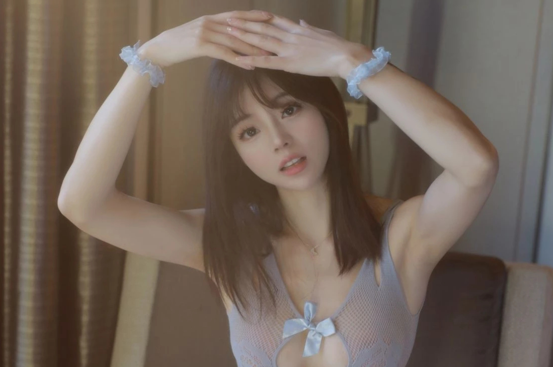 佘贝拉bella白皙萝莉户外写真蜜桃臀美腿吸睛