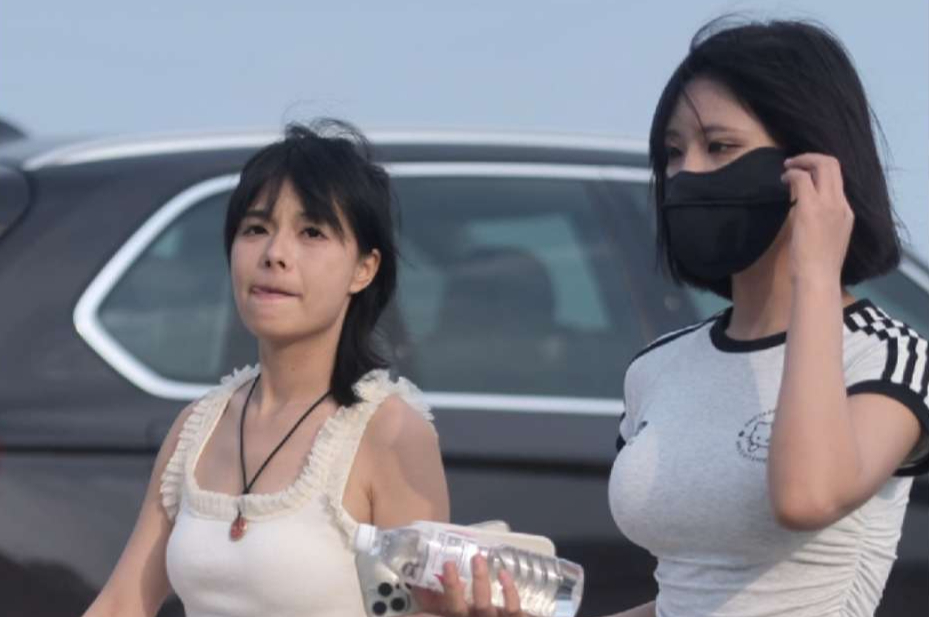 端午节游玩偶遇甜美小姐姐