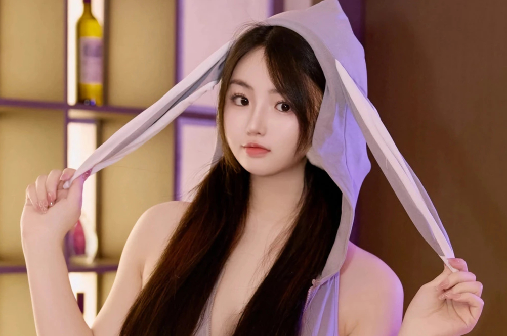 陈小花童颜巨乳美女雪肌玉腿可爱动人