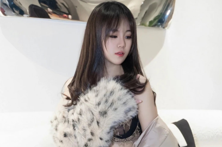 小樱花baby清纯甜美少女白皙美腿翘臀挺胸