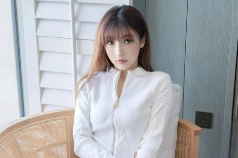 陆萱萱白皙肌肤蜜桃臀美腿尤物妩媚动人