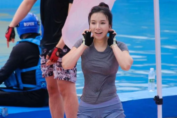 快乐向前冲美女灰色短袖运动短裤勇闯关卡