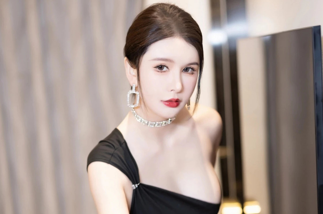李丽莎白皙肌肤翘臀尤物妩媚玉腿美胸诱人