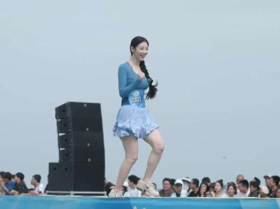 美女身穿蓝色上衣白色短裙勇闯关卡