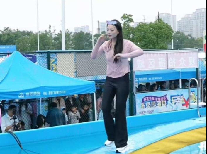 美女穿搭粉色上衣黑色长裤挑战自我