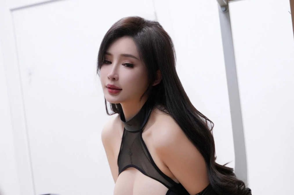 Carol周妍希妩媚熟女私房照白皙美腿翘臀