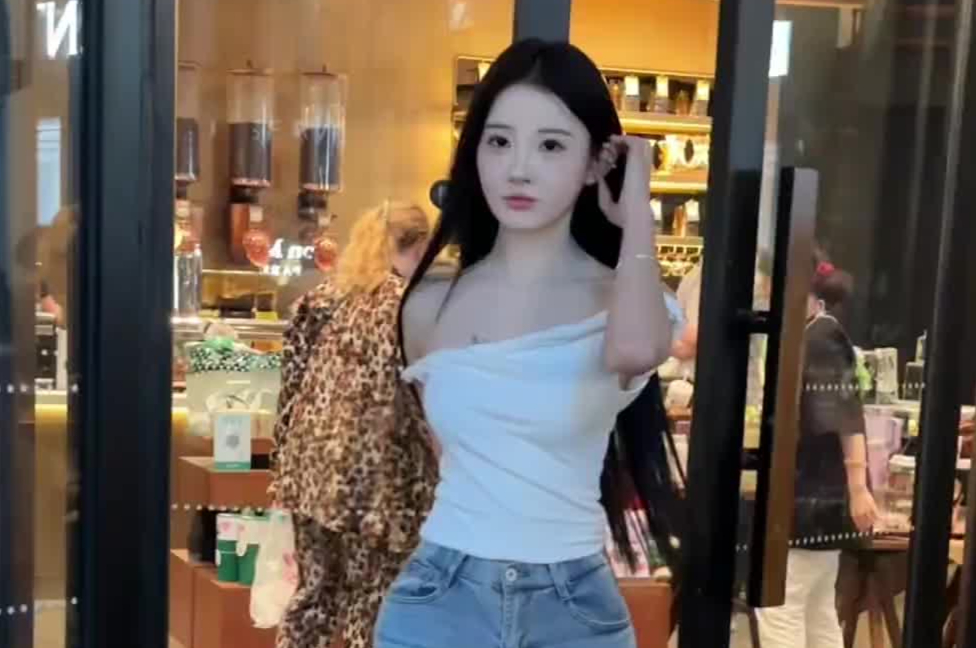 三里屯绝美长腿街拍惊艳瞬间