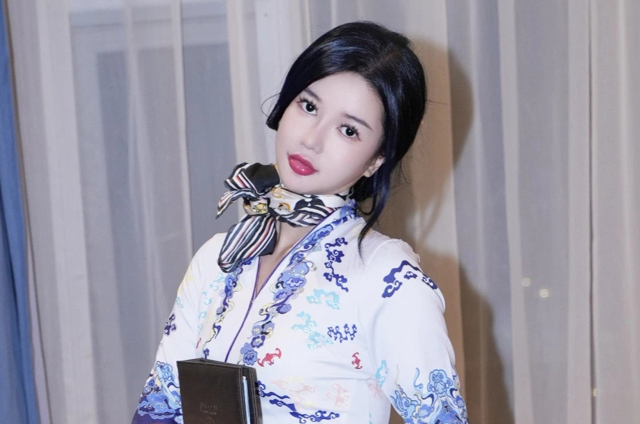 芮芮酥胸翘臀白皙美腿妩媚尤物美女写真