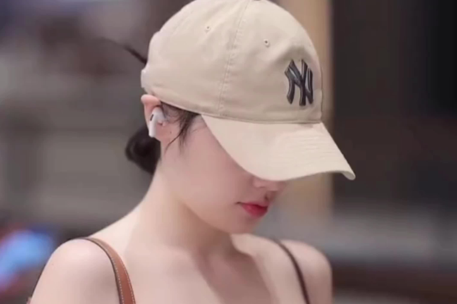 街拍五位女神级美女个个白皙肌肤蜜桃臀