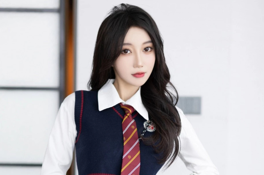 玥儿玥清纯甜美少女诱人酥胸美腿翘臀