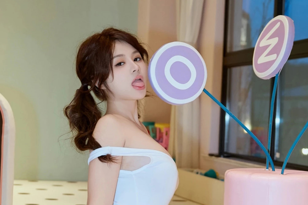 沈思怡私房清纯可爱白皙丰满美腿翘臀美女