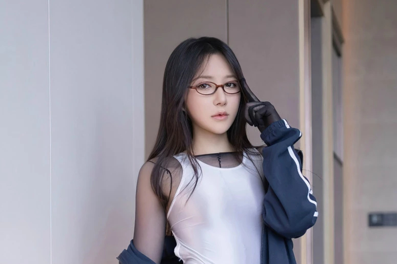 鱼子酱fish清纯美女丰满蜜桃臀美腿写真