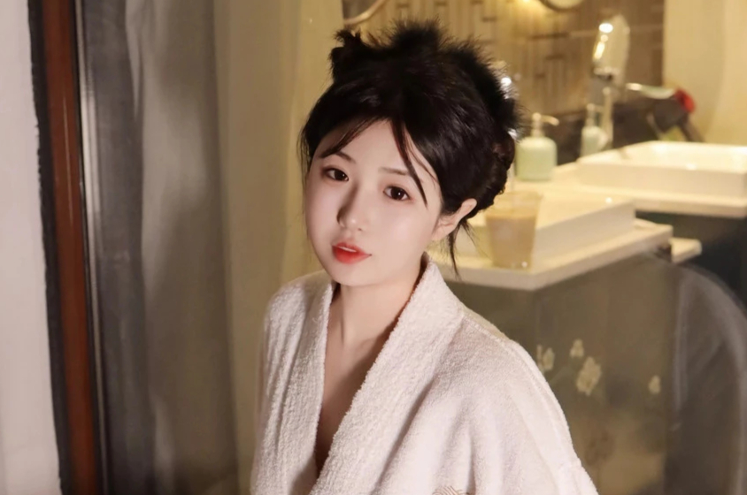 陈小花白皙美腿童颜巨乳可爱美女私房写真