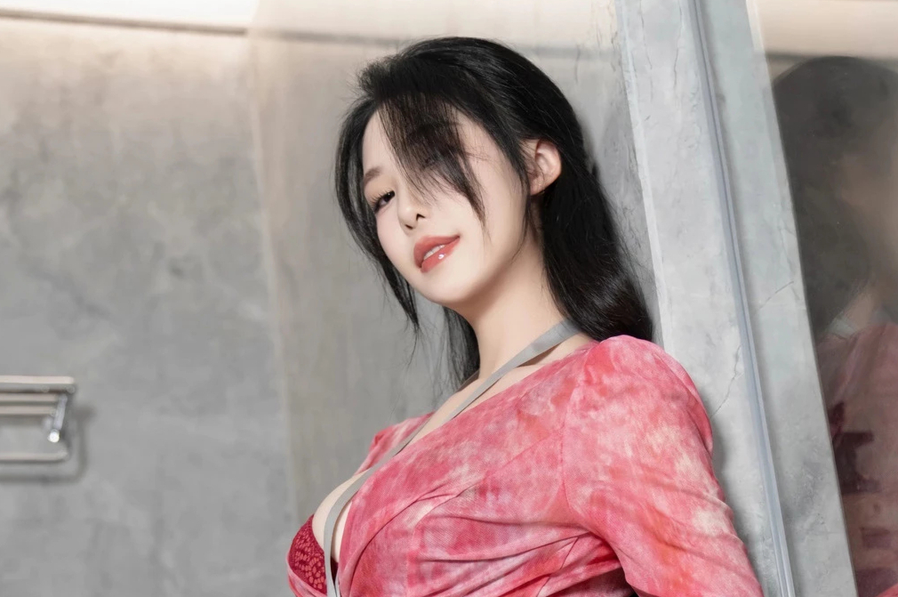 陈若依(利世)清纯甜美少女浴室酥胸美腿蜜桃臀