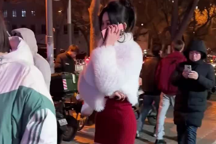 街拍性感雪肤翘臀美女