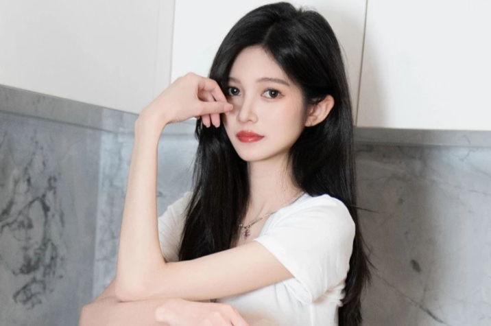 程程程不仅腿长皮肤也很白臀翘胸挺清纯少女