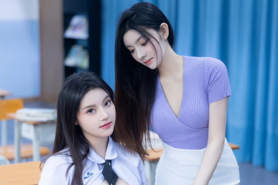 豆瓣酱甜美童颜冷白皮丰满蜜桃臀修长美腿