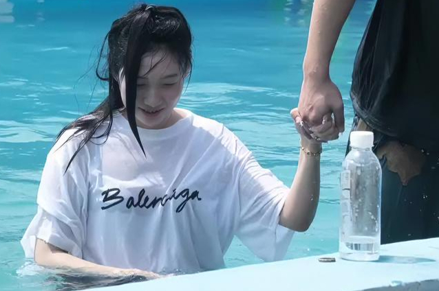 快乐最重要看美女闯关落水
