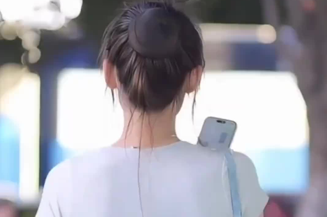 街拍美女秀出饱满曲线的好身材