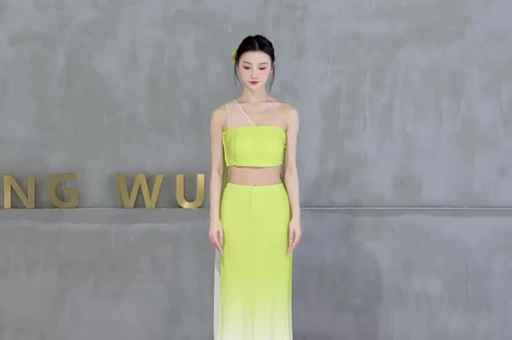 甜美少女与性感御姐的碰撞