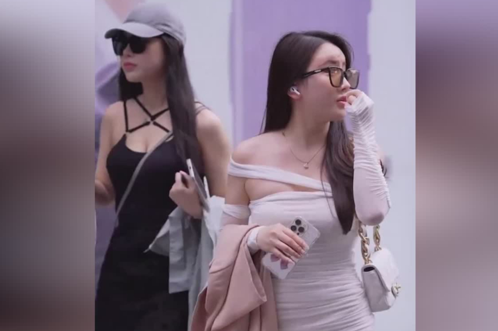 街拍：修长美腿和雪白皮肤真是太绝了