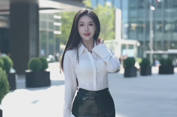 街拍美女蜜桃臀挺拔胸黑丝美腿