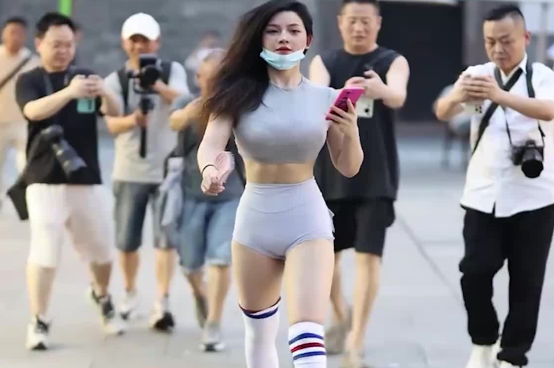 街拍：抓拍到一位颜值身材气质俱佳的美女
