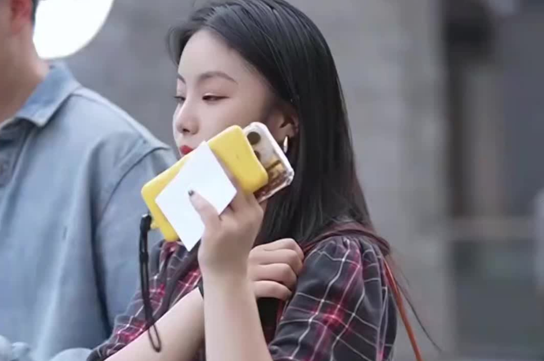 街拍美女身材绝佳，丰满曲线太迷人