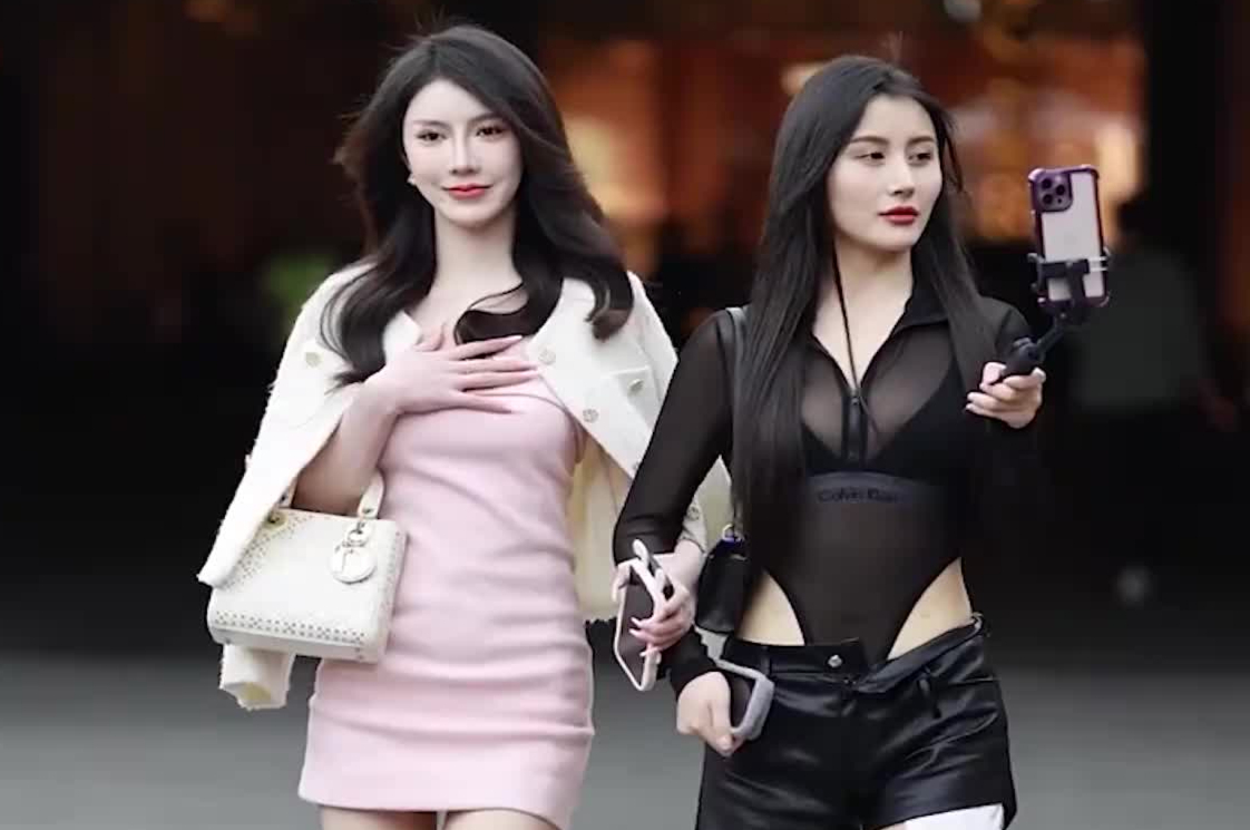 既有甜美少女感又有妩媚女人味