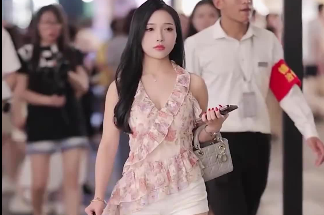 冷艳性感御姐白皙修长美腿太迷人
