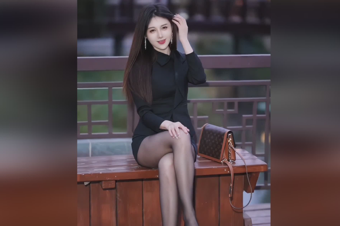 妩媚熟女雪肤美腿翘臀诱人