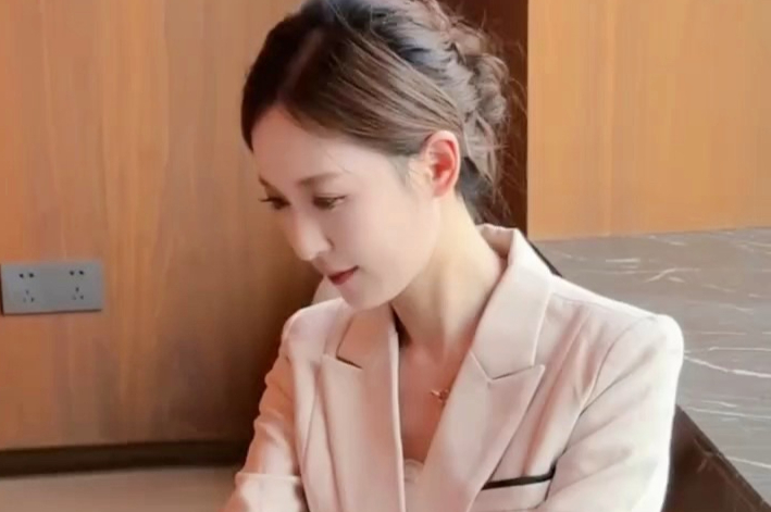 雪白皮肤的甜美清纯美女真好看