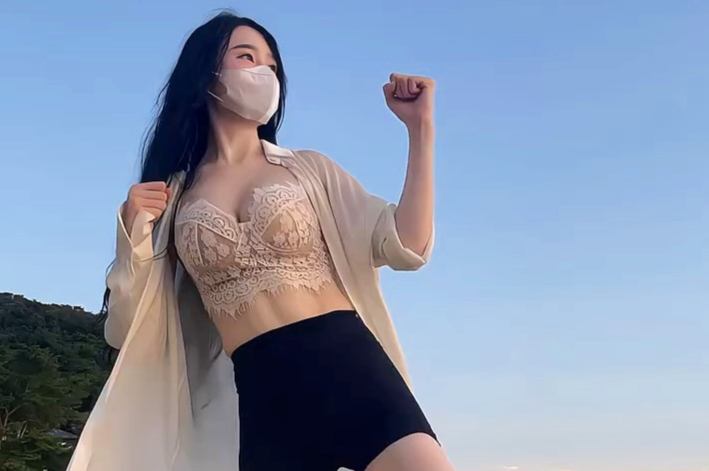 雪白皮肤与修长美腿这组合绝了