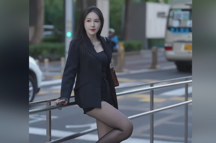 街拍美女黑丝短裤美腿修长吸睛