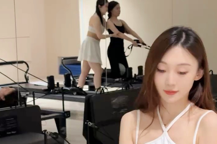 街拍炼就冷艳妩媚身材翘臀长腿挺拔胸