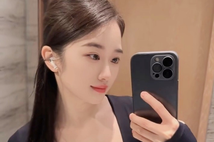 甜美尤物诱人曲线：美腿翘臀酥胸